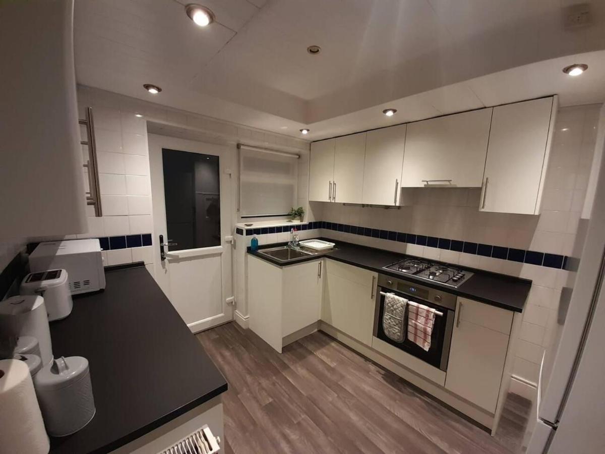 Bright 4-Bed House 15 Min To Manchester Centre Villa Bagian luar foto